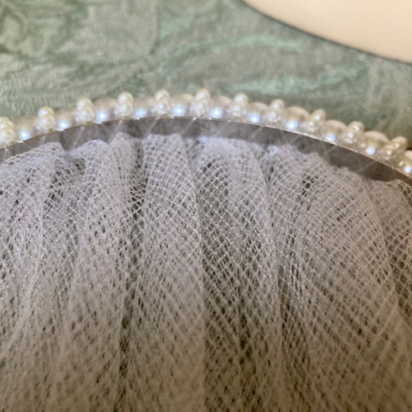 Vintage Pearl Headband With Tulle Veil - Picture 10 of 15